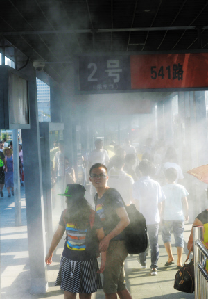 佳實公交站臺噴霧降溫效果圖